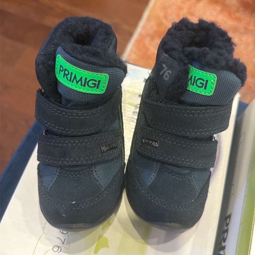 Snow boots size 22